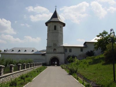 2-intrarea-in-manastire.jpg
